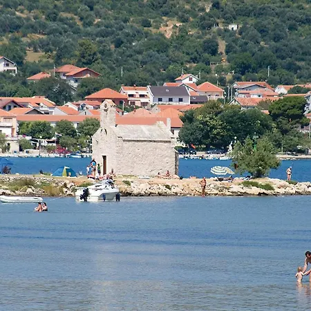 2 Bedroom Beautiful In Apartment Posedarje
