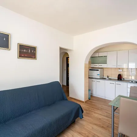 2 Bedroom Beautiful In Apartment Posedarje
