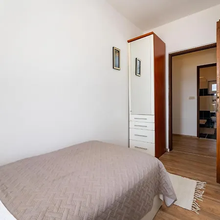 Apartment 2 Bedroom Beautiful In Posedarje