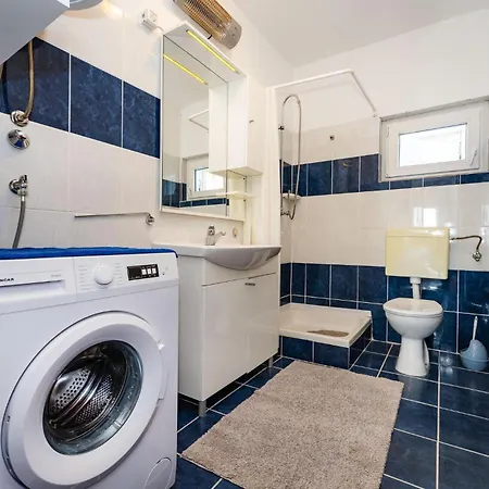 2 Bedroom Beautiful In Apartment Posedarje